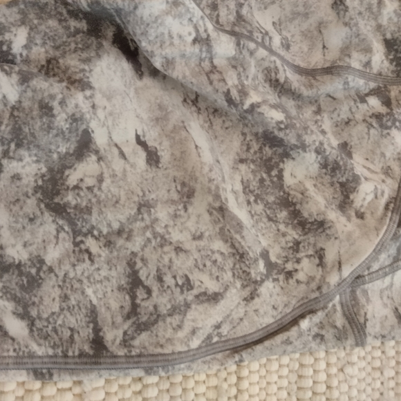 Lululemon leggings and Reebok shorts excellent excellent condition - Picture 6 of 9